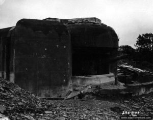 Casemate type Regelbau M272 abritant un canon de 170 mm de la batterie York à Querqueville. Photo : US National Archives