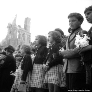 14 juillet 1944 : Paulette, Jeanne et Suzanne Douchin pendant la cérémonie de la fête nationale française à Rots. Photo : US National Archives