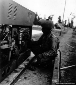 Mise en oeuvre du générateur utilisé au profit de l’hôpital de campagne de Saint-Hilaire-Petitville. Photo : US National Archives