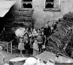 26 juillet 1944 : les habitants de Saint-Lô se protègent dans les caves dont les abords sont protégés des éclats par des fagots de bois. Photo : US National Archives