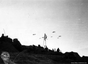 Les planeurs Horsa survolent la plage d'Utah, probablement en soirée du 6 juin (mission Elmira ou Keokuk). Photo : US National Archives