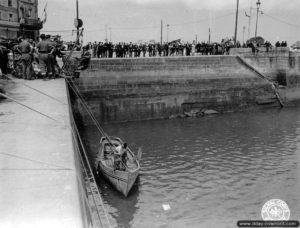 Scaphandriers sur le quai Alexandre III à Cherbourg. Photo : US National Archives