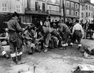 Préparation de scaphandriers britanniques chargés de sonder le port de Cherbourg. Photo : US National Archives