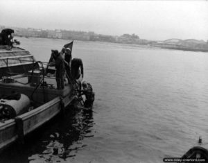 Scaphandriers chargés de sonder le port de Cherbourg. Photo : US National Archives