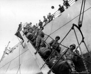 Des renforts américains débarquent dans le port de Cherbourg. Photo : US National Archives