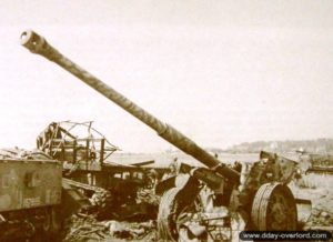 Un canon antichar allemand Pak 43 de 88 mm est abandonné dans le secteur de Chambois au milieu d’autres matériels et véhicules de guerre. Photo : DR