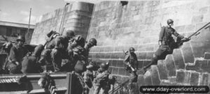 25 juillet 1944 : débarquement de soldats américains appartenant au 728th Railway Operating Battalion à Cherbourg. Photo : US National Archives