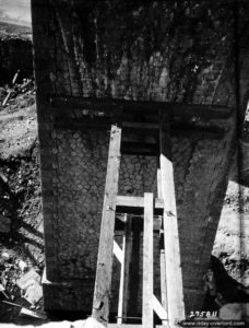 Étais en bois soutenant le viaduc de la ligne de chemin de fer Caen-Lamballe sur la Soulle dans le secteur de Coutances. Photo : US National Archives
