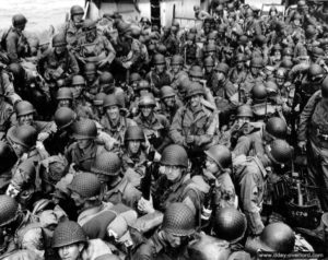 6 juin 1944 : des éléments du 327th Glider Infantry Regiment, 101st Infantry Division et de la 4th Infantry Division au large d'Utah. Photo : US National Archives