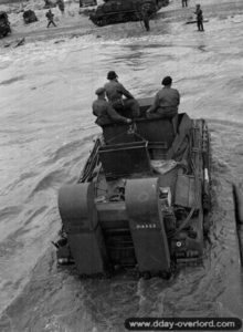 7 juin 1944 : débarquement d'un char Sherman appartenant à l'escadron C du 3rd County of London Yeomanry à partir d'un navire de transport LCT sur Gold Beach. Photo : IWM