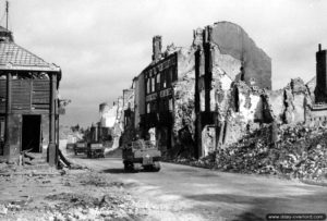 Un convoi américain (en tête un M29 Weasel) dans la rue Lecacheux à Montebourg. Photo : US National Archives
