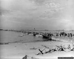 Vue d’un ponton du Mulberry A. Photo : US National Archives