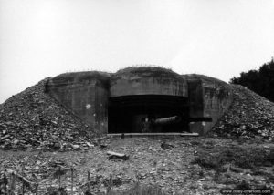 Casemate type Regelbau M272 abritant un canon de 170 mm de la batterie York à Querqueville. Photo : US National Archives