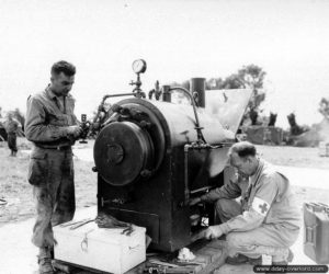 Préparation d’un autoclave utilisé dans l’hôpital de campagne de Saint-Hilaire-Petitville. Photo : US National Archives