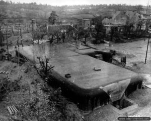 27 juillet 1944 : le bunker servant de relais téléphonique aux Allemands, inutilisable suite au sabotage réalisé par la résistance (équipe Crouzeau) à Saint-Lô. Photo : US National Archives