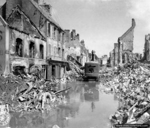 Une grue Osgood sur chenilles dans une rue inondée de Valognes suite à une rupture de canalisation d’eau. Photo : US National Archives