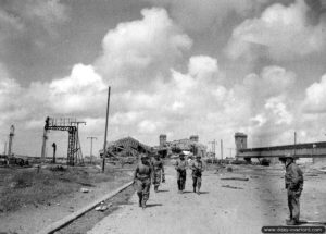 Patrouille américaine de la 4ème division d’infanterie à l’entrée de la gare maritime à Cherbourg. Photo : US National Archives