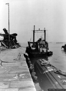 Bâtiment de renflouement dans le port de Cherbourg. Photo : US National Archives