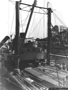 Bâtiment de renflouement SS Help dans le port de Cherbourg. Photo : US National Archives