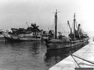 Bâtiments de renflouement alliés dans le port de Cherbourg (SS Abigail devant le SS Help Salvage) ayant participé à l'opération Neptune au sein de la Western Task Force. Photo : US National Archives