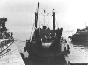 L’USS Pinon chargé de relever un filet métallique anti-sous-marins allemand à Cherbourg. Photo : US National Archives