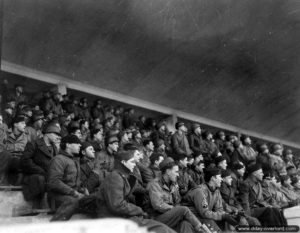 Novembre 1944 : rencontre sportive organisée par les Américains dans le stade municipal de Cherbourg. Photo : US National Archives