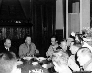 25 juillet 1944 : dîner entre officiers de l’armée américaine et correspondants de guerre à Cherbourg. Photo : US National Archives