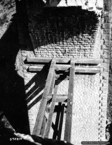 Étais en bois soutenant le viaduc de la ligne de chemin de fer Caen-Lamballe sur la Soulle dans le secteur de Coutances. Photo : US National Archives