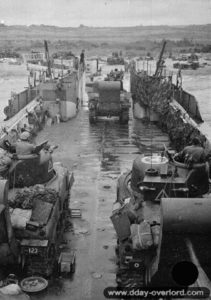 7 juin 1944 : débarquement de chars Sherman appartenant à l'escadron C du 3rd County of London Yeomanry à partir d'un navire de transport LCT sur Gold Beach. Photo : IWM