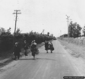 Les combats et les bombardements obligent les civils normands à partir en exode sur les routes dans le secteur de Montebourg. Photo : US National Archives