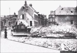 Opération de déblaiement des constructions allemandes détruites à Port-en-Bessin. Photo : IWM