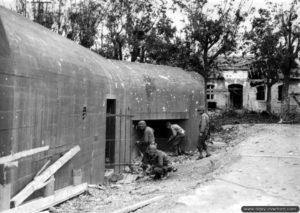 27 juillet 1944 : le bunker servant de relais téléphonique aux Allemands à Saint-Lô. Photo : US National Archives