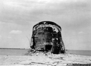 Tourelle en béton d’une des deux grues pour hydravions sabotée par les Allemands à Cherbourg. Photo : US National Archives