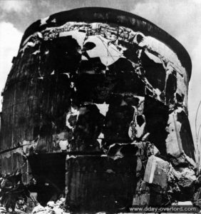 Tourelle en béton d’une des deux grues pour hydravions sabotée par les Allemands à Cherbourg. Photo : US National Archives