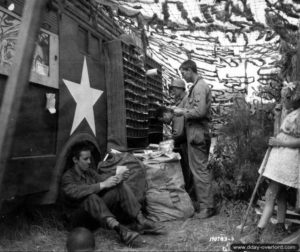 Tri du courrier par des soldats américains dans le secteur de Cherbourg. Photo : US National Archives