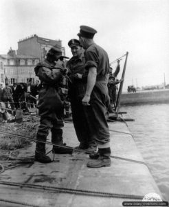 Des marins de la Royal Navy préparent un scaphandre autonome sur le quai Alexandre III à Cherbourg. Photo : US National Archives