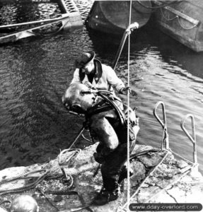 Un scaphandrier anglais sur le quai Alexandre III à Cherbourg. Photo : US National Archives