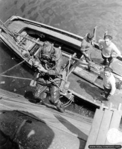 Un scaphandrier anglais sur le quai Alexandre III dans le cadre des travaux de remise en état du port de Cherbourg. Photo : US National Archives