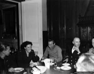 25 juillet 1944 : dîner entre officiers de l’armée américaine et correspondants de guerre à Cherbourg. Photo : US National Archives