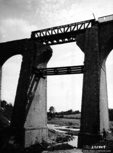 Réparations du viaduc de la ligne de chemin de fer Caen-Lamballe sur la Soulle dans le secteur de Coutances. Photo : US National Archives