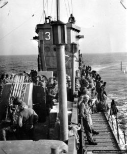 Des prisonniers allemands à bord du LCI(L)-326 en route vers l'Angleterre. Photo : US National Archives