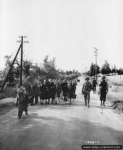 Les combats et les bombardements obligent les civils normands à partir en exode sur les routes dans le secteur de Montebourg. Photo : US National Archives
