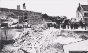 Opération de déblaiement des constructions allemandes détruites à Port-en-Bessin. Photo : IWM