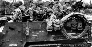 28 juillet 1944 : des soldats du 41st Armored Infantry Regiment de la 2nd Armored Division à bord d’un half track M3 dans le secteur de Pont Brocard à Saint-Lô. Photo : US National Archives