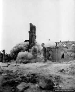 Les Américains détruisent à l’explosif les ruines à proximité de l’église de Saint-Malo à Valognes qui menacent de s’effondrer. Photo : US National Archives