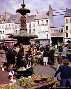 Le marché sur la place centrale de Cherbourg. Photo : US National Archives