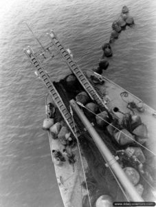 L’USS Pinon chargé de relever un filet métallique anti-sous-marins allemand à Cherbourg. Photo : US National Archives