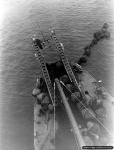 L’USS Pinon chargé de relever un filet métallique anti-sous-marins allemand à Cherbourg. Photo : US National Archives