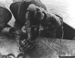 Relève d’un filet métallique anti-sous-marins allemand à bord de l’USS Pinon à Cherbourg. Photo : US National Archives