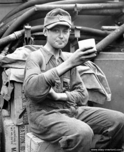 Un jeune prisonnier allemand évacué vers l'Angleterre savoure une collation pendant le trajet. Photo : US National Archives